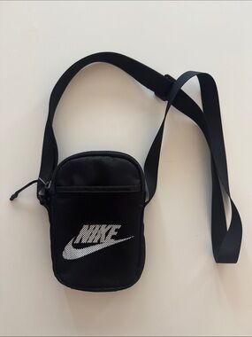 nike crossbody pouch